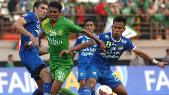 Pertandingan antara Persebaya dan Persib di Gelora Bung Tomo