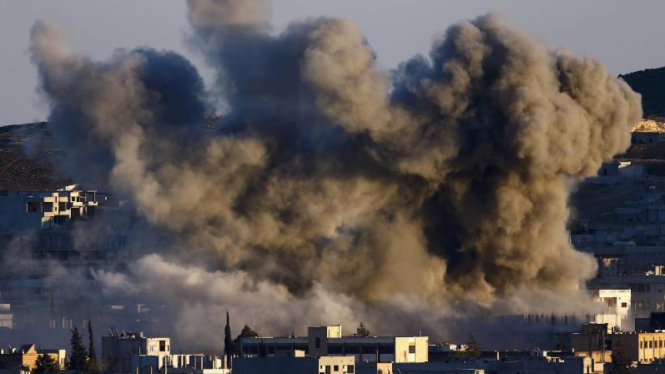 Asap tebal setelah serangan udara terhadap militan ISIS di kota Kobani.