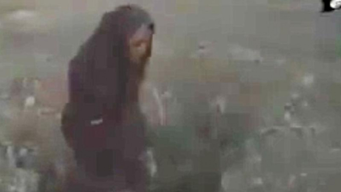 Seorang gadis dilempari batu sampai tewas oleh ayahnya dan militan ISIS