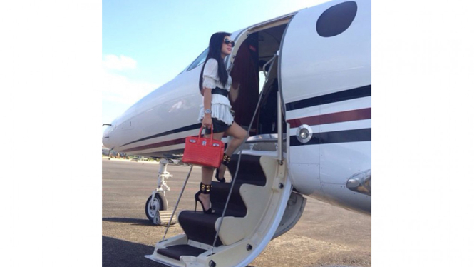 FOTO: Pose Glamor Syahrini di Pesawat Pribadi - VIVA