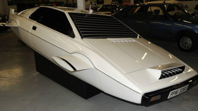 Lotus Esprit James Bond yang tengah dilelang di eBay.