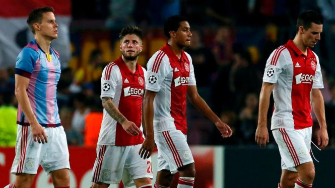 Pemain Ajax Amsterdam usai dikalahkan Barcelona