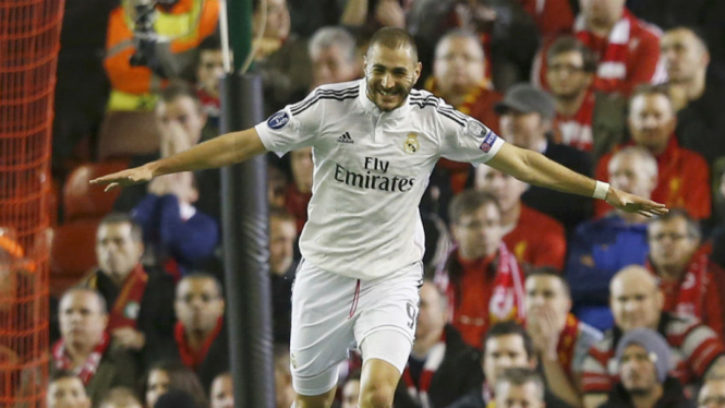 Selebrasi striker Real Madrid, Karim Benzema, usai membobol gawang Liverpool