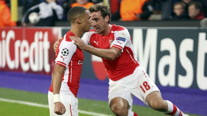 Bek Arsenal, Kieran Gibbs (kiri) merayakan gol ke gawang Anderlecht