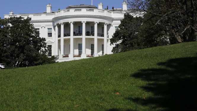 Gedung Putih terlihat dari South Lawn di Washington