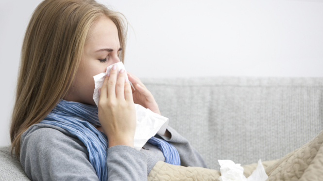 Ilustrasi wanita flu