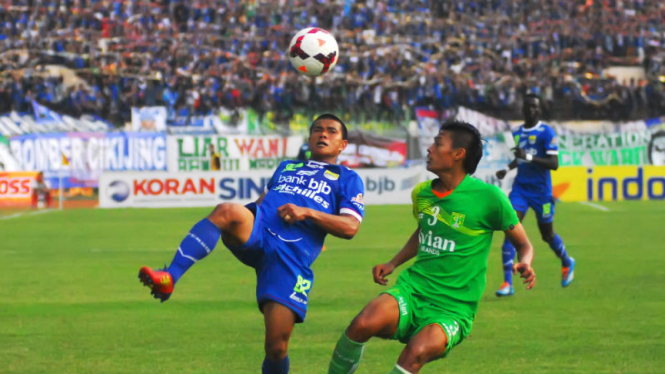 Persib Bandung saat bertemu Persebaya beberapa waktu lalu.