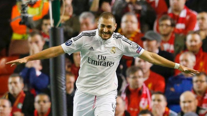Pemain Real Madrid, Karim Benzema, usai mencetak gol ke gawang Liverpool