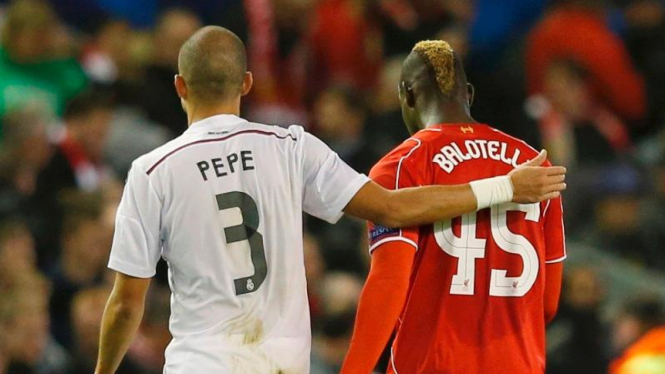 Pemain Liverpool, Mario Balotelli, sebelum tukar kostum dengan Pepe