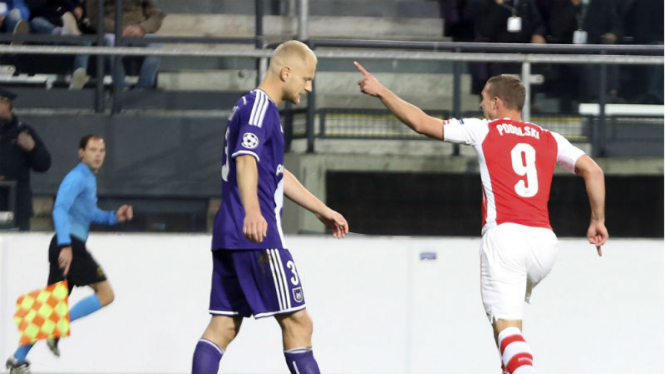 Lukas Podolski (9) merayakan golnya ke gawang Anderlecht