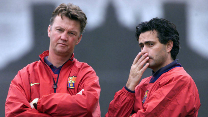 Louis van Gaal (kiri) dan Jose Mourinho