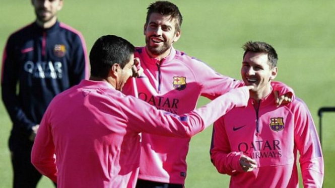 Luis Suarez, Gerard Pique, dan Lionel Messi ketika latihan