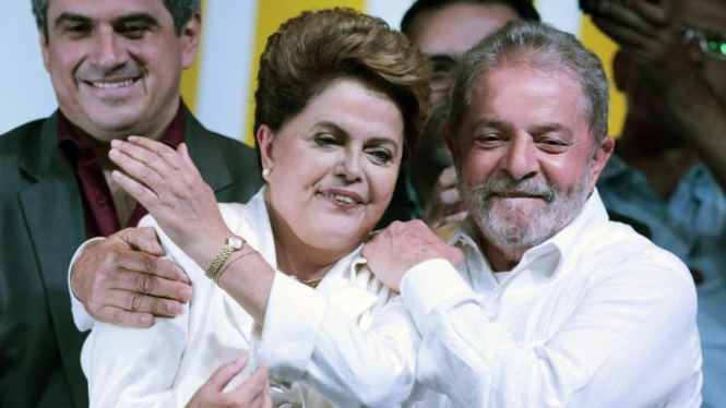 Mantan Presiden Brasil, Luiz Inacio Lula da Silva, (kanan) memberi selamat kepada Dilma Rousseff.