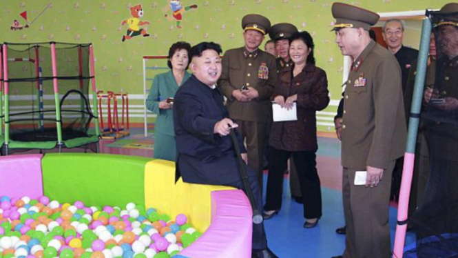 Kim Jong Un meninjau panti asuhan baru di Pyongyang, 26 Oktober.