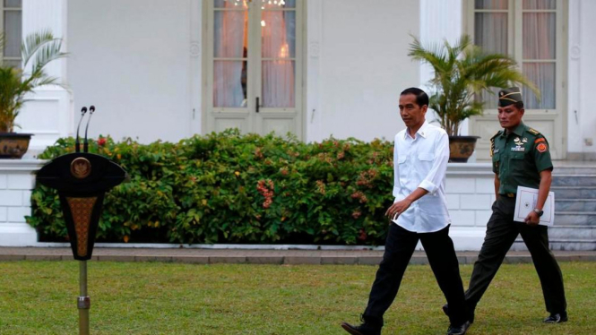 Presiden Jokowi berjalan diikuti ajudannya