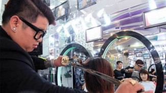 Hebat, Pria ini Memotong Rambut Menggunakan Pedang Samurai