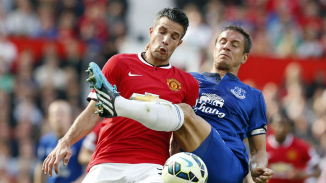 Bek Everton, Phil Jagielka (biru) berebut bola dengan Robin van Persie