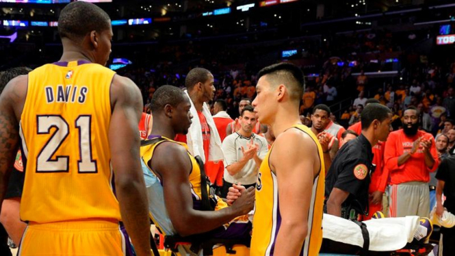 Pemain LA Lakers, Julius Randle (tengah) patah tulang tibia.