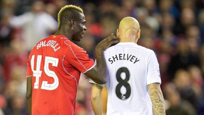 Pemain Liverpool, Mario Balotelli, adu mulut dengan Jonjo Shelvey
