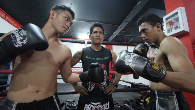 Petarung Muay Thai, Aditya Brian (kiri) dan Pierre Ombu  bersama Jerry Luhukay
