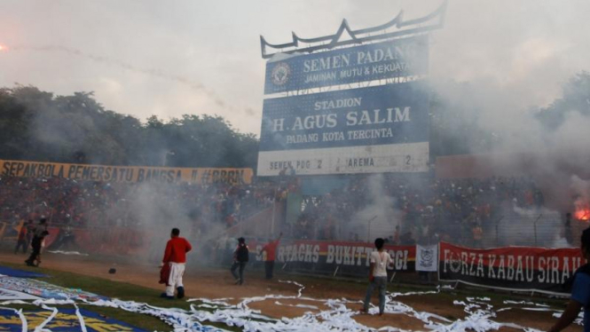 Kerusuhan suporter sepakbola di GOR Haji Agus Salim