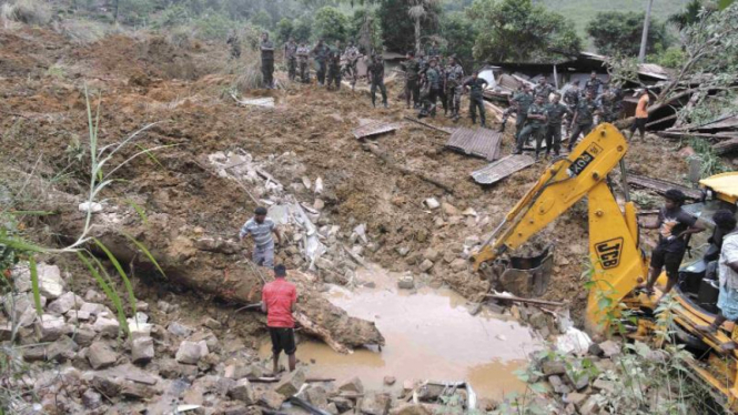 Tim penyelamat berusaha mencari korban tertimbun longsor di Sri Lanka