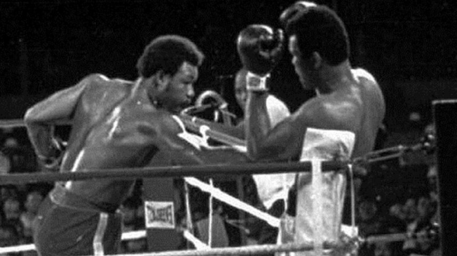 George Foreman (Kiri) memukul Muhammad Ali
