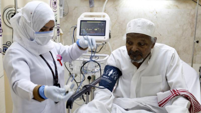 Perawat memeriksa seorang pasien di unit gawat darurat RS Al-Noor di Mekah.