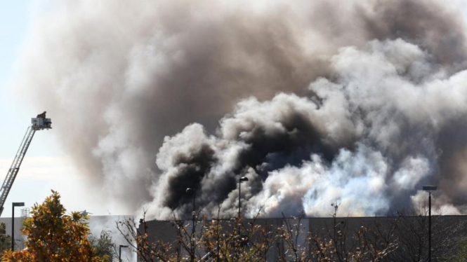 Bangunan terbakar setelah ditabrak pesawat di Wichita.