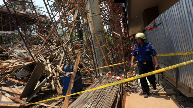 Evakuasi Korban Runtuhan Bangunan di Taman Ismail Marzuki TIM