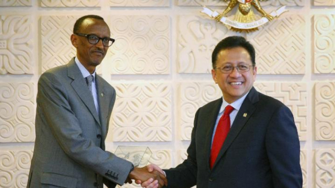 Presiden Rwanda Paul Kagame (kiri) dan Ketua DPD RI Irman Gusman (kanan)