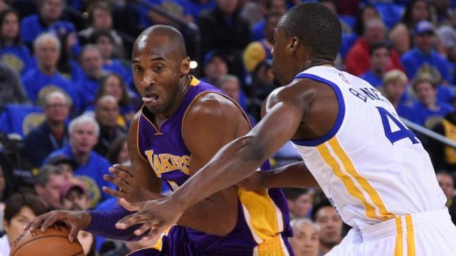 Pemain LA Lakers, Kobe Bryant (24) di laga melawan Warriors