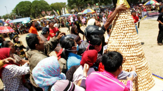 Puncak peringatan menyambut tahun baru Islam, 1 Muharam di Magetan, Jawa Timur.