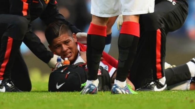 Pemain Manchester United, Marcos Rojo, saat alami cedera