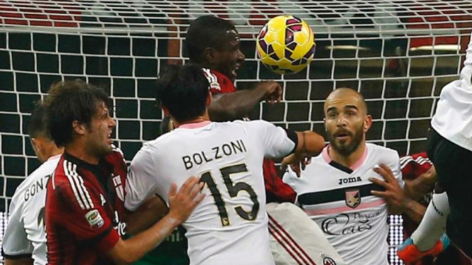 Pemain AC Milan, Cristian Zapata (tengah), saat cetak gol bunuh diri.