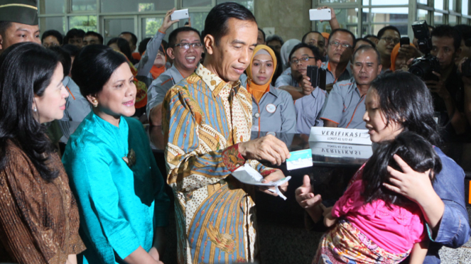 Presiden Jokowi luncurkan kartu sakti.