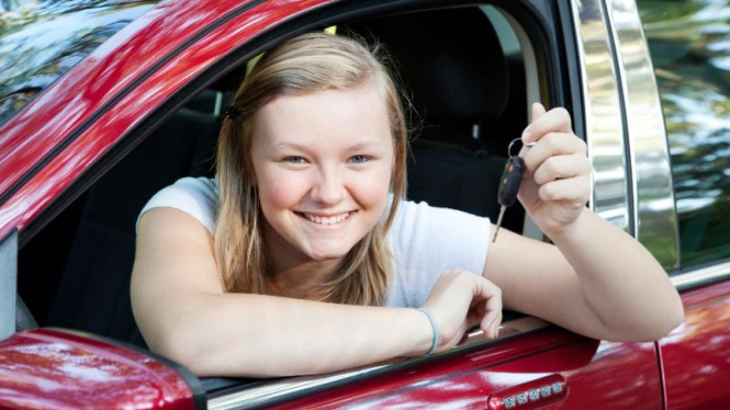 (Ilustrasi) remaja mengendarai mobil