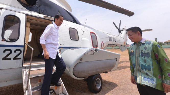 Presiden Joko Widodo turun dari helikopter kepresidenan di Desa Majong, 