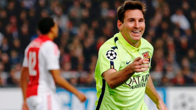 Penyerang Barcelona, Lionel Messi usai mencetak gol ke gawang Ajax