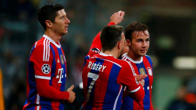 Pemain Bayern Munich merayakan gol Mario Goetze