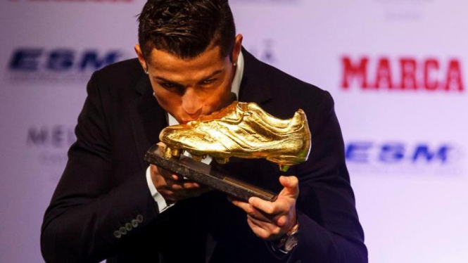 Pemain Real Madrid, Cristiano Ronaldo, cium sepatu emas
