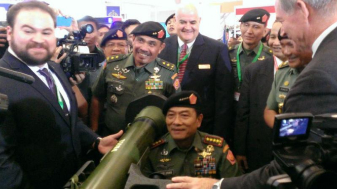 Panglima TNI Jenderal Moeldoko mengunjungi Indo-Defence Expo