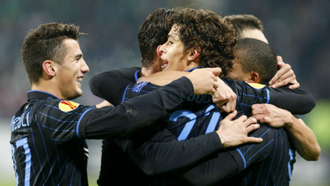 Para pemain Inter Milan merayakan gol