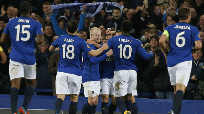 Para pemain Everton merayakan gol Steven Naismith
