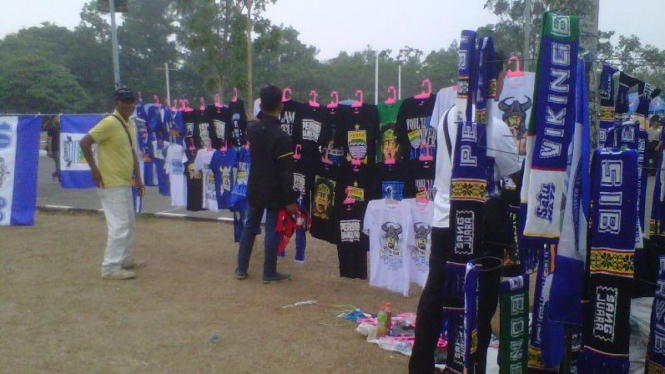 Kostum Persib Bandung di area Stadion Jakabaring