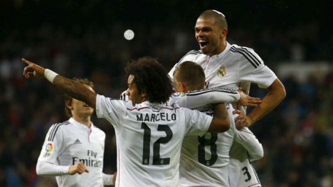 Para pemain Real Madrid merayakan gol Toni Kroos.