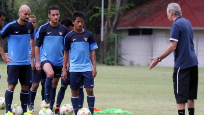 Pelatih Timnas Indonesia, Alfred Riedl, beri instruksi