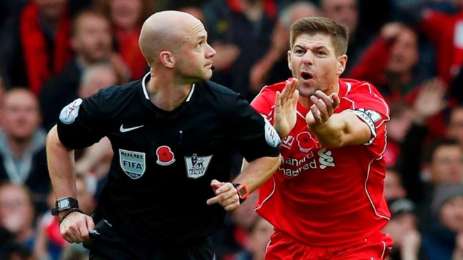 Pemain Liverpool, Steven Gerrard, meminta penalti pada wasit