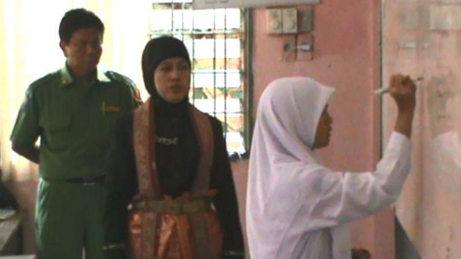 Hari pahlawan, guru di Medan mengajar dengan kostum pahlawan