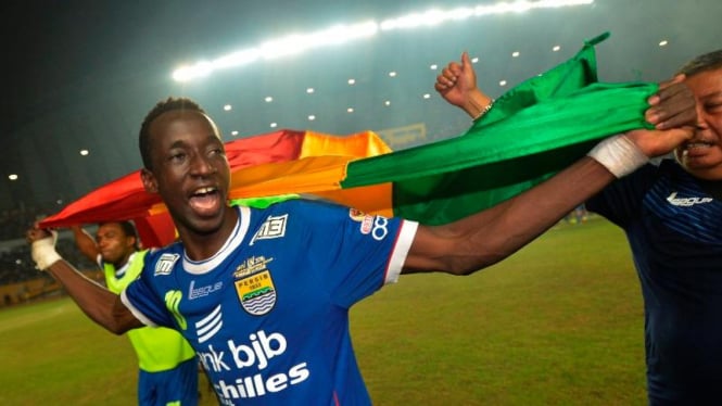 Pemain Persib Bandung, Makan Konate, saat perayaan juara ISL